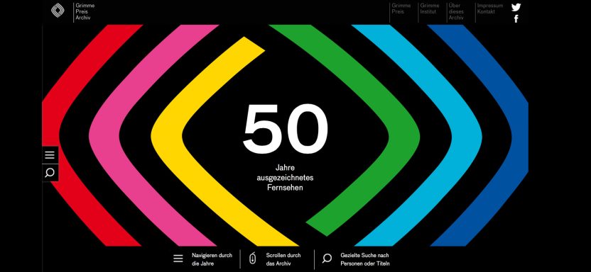 Zahl 50 auf schwarzem Hintergrund mit bunten Pfeilen in Pink, Blau, Grün und Gelb.