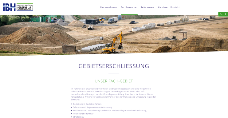 Baugelände mit schwerem Gerät und Baufahrzeugen auf einer Baustelle.