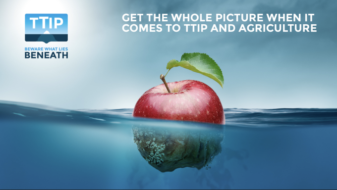 Ein Apfel schwimmt im Wasser mit einem Slogan zu TTIP und Landwirtschaft.