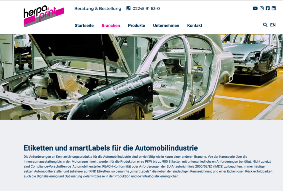 Blick auf eine moderne Autofertigungsstätte mit Rohkarosserien.