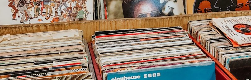 Eine Sammlung von Schallplatten in Kisten, bunt und unterschiedlich angeordnet.